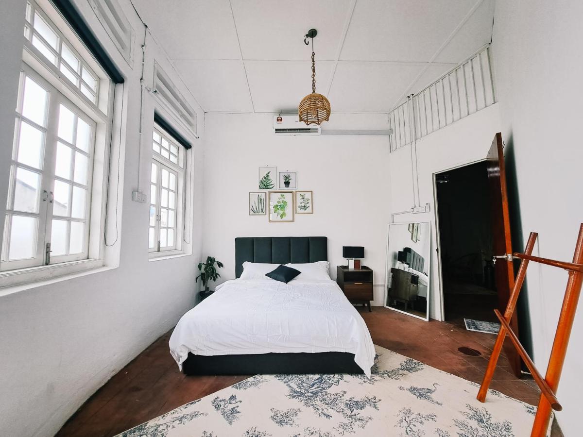 111 Hutton Lane Hostel ジョージタウン エクステリア 写真