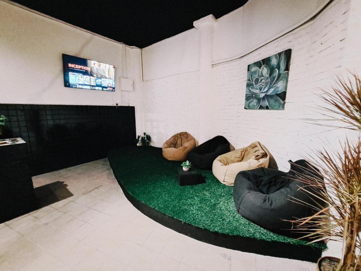 111 Hutton Lane Hostel ジョージタウン エクステリア 写真